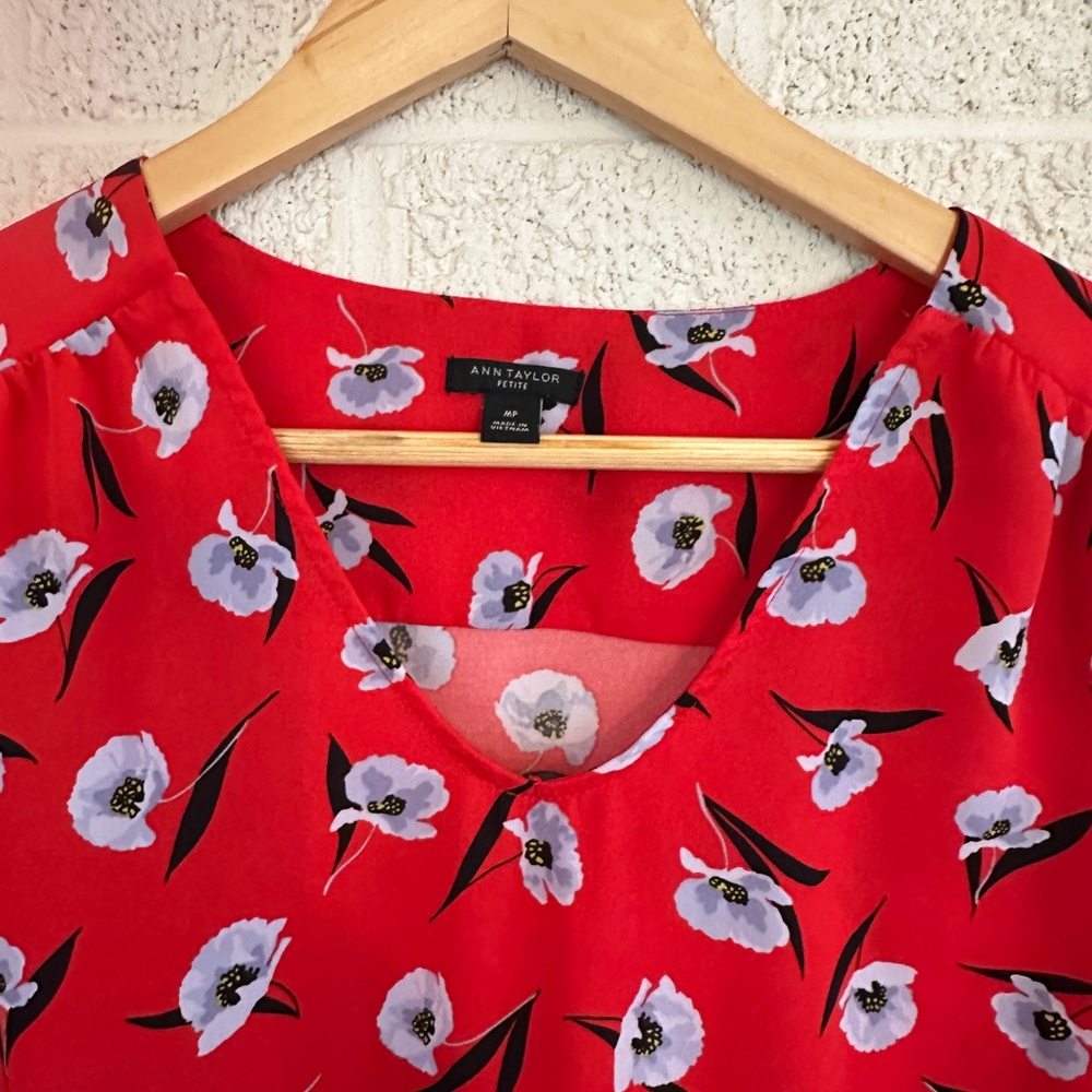 Ann Taylor Red Floral V Neck Balloon Blouse | Women’s MP - Picture 4 of 7